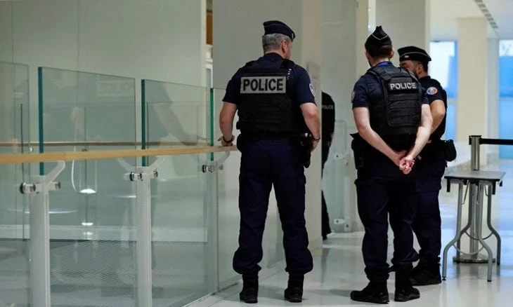 الشرطة الفرنسية تداهم مكاتب "م...