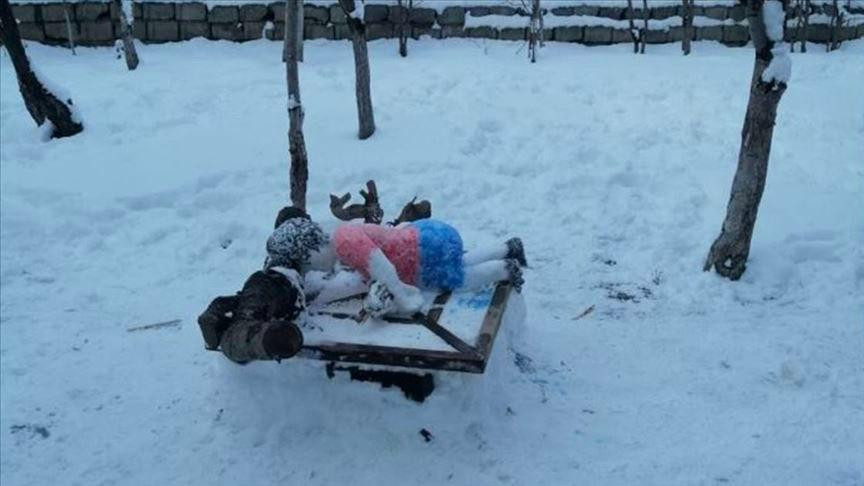 تركي يصنع مجسما من الثلج للطفل...