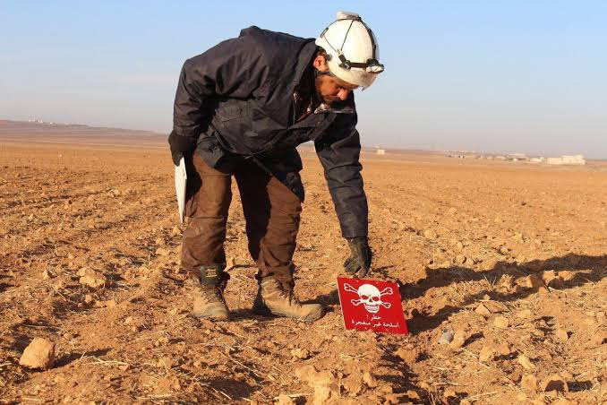 أطفال جرحى بانفجار عنقودية من...