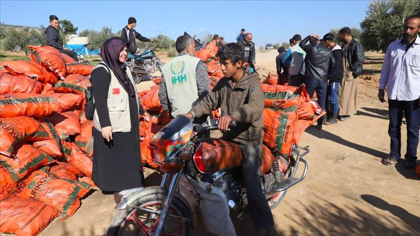 الإغاثة التركية توزع مساعدات ش...