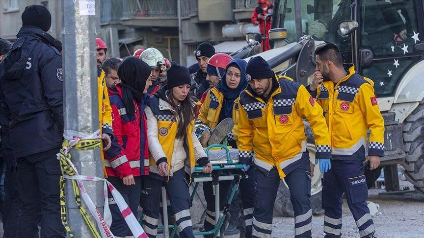 بيديه العاريتين.. شاب سوري ينق...