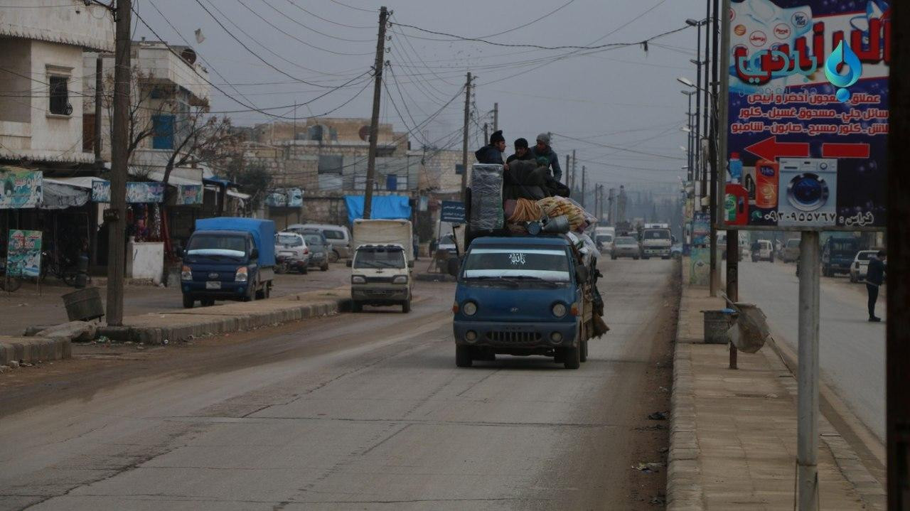 نزوح آلاف المدنيين من إدلب إلى...