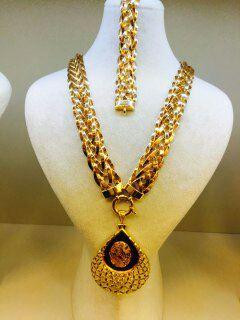 الذهب يتأرجح بين السعر الرسمي...