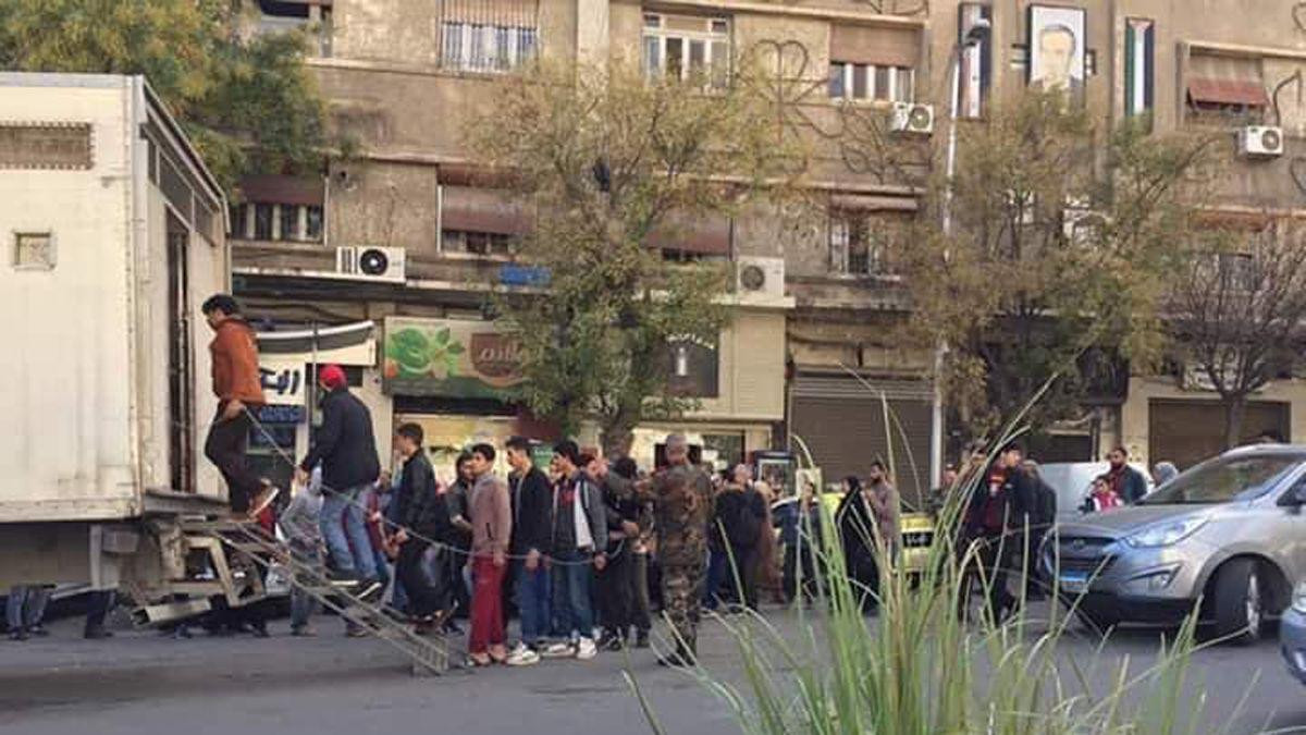 النظام يعتقل 13 شابا في الغوطة...
