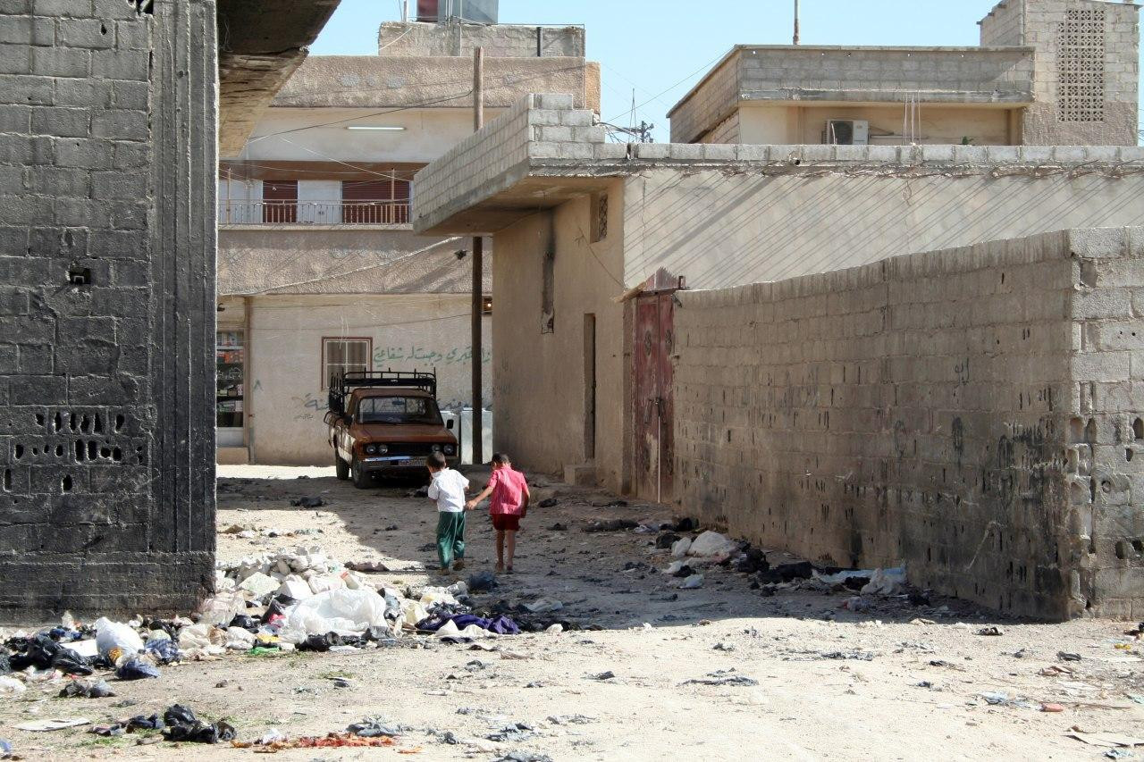 النظام يعاقب سكان مخيم الحسيني...