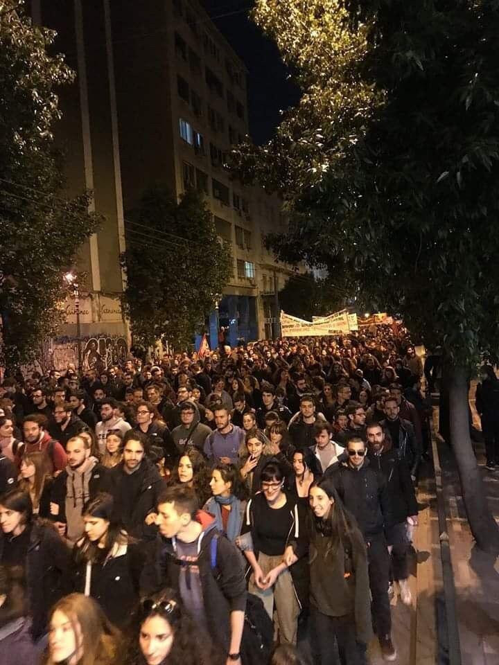 اليونانيون يتظاهرون لفتح حدود...