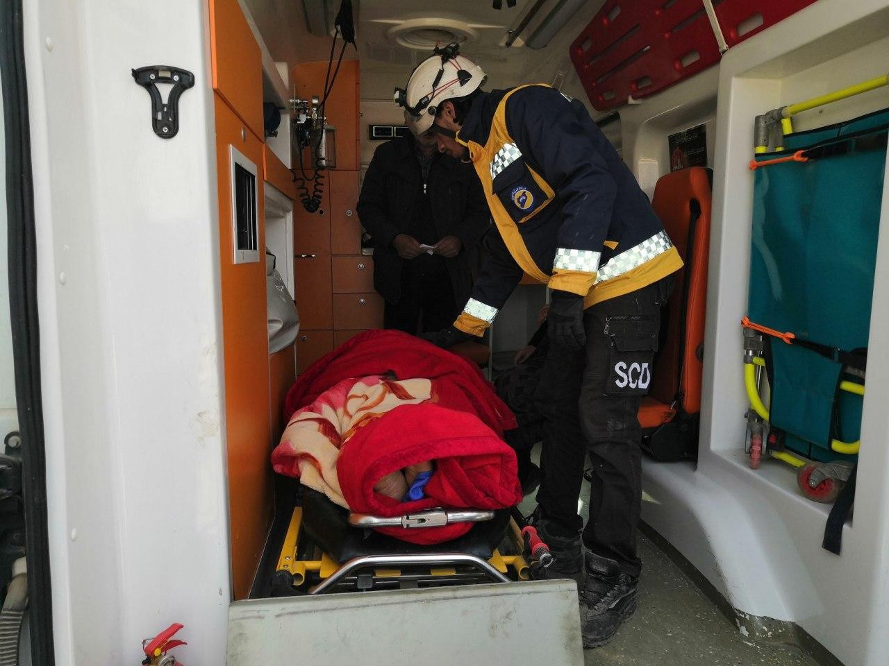 الدفاع المدني يوثق ضحايا القصف...