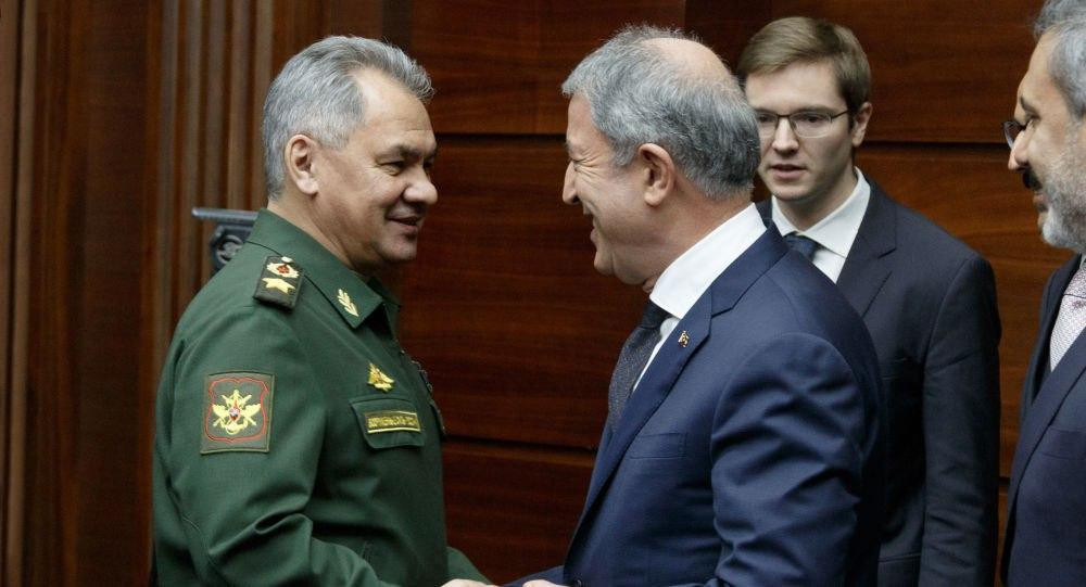 مباحثات هاتفية بين وزير الدفاع...