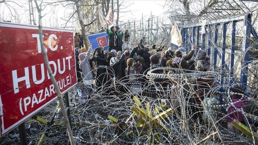 لاجئون يتظاهرون على الحدود الي...