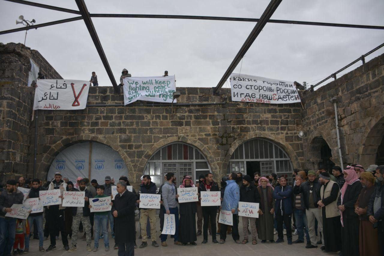 أهالي درعا يحيون ذكرى الثورة ب...