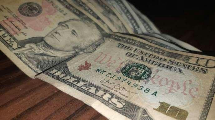 تعرف إلى سعر صرف الليرة أمام الدوﻻر اليوم