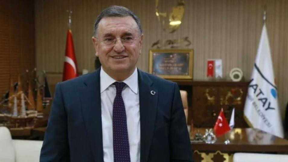 رئيس بلدية "هاتاي التركية" يكش...