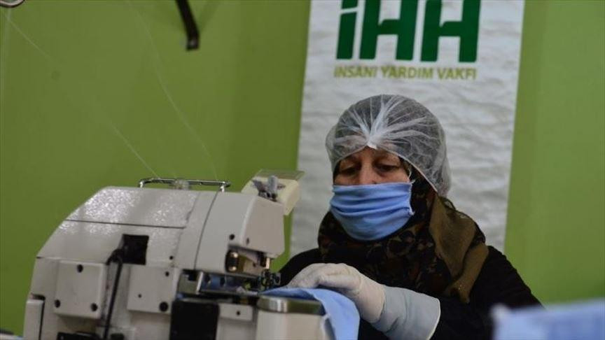 تركيا.. سوريات يتطوعن لخياطة ا...