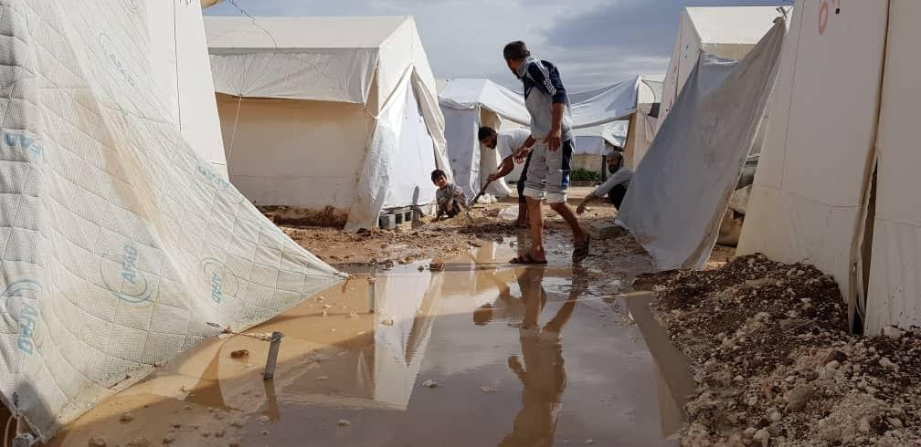 مخيم "دير بلوط".. نازحون يتسلح...