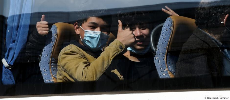 بينهم سوريون.. وصول أول دفعة ق...