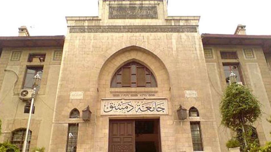 الشهادات الجامعية تزيّن جدران...