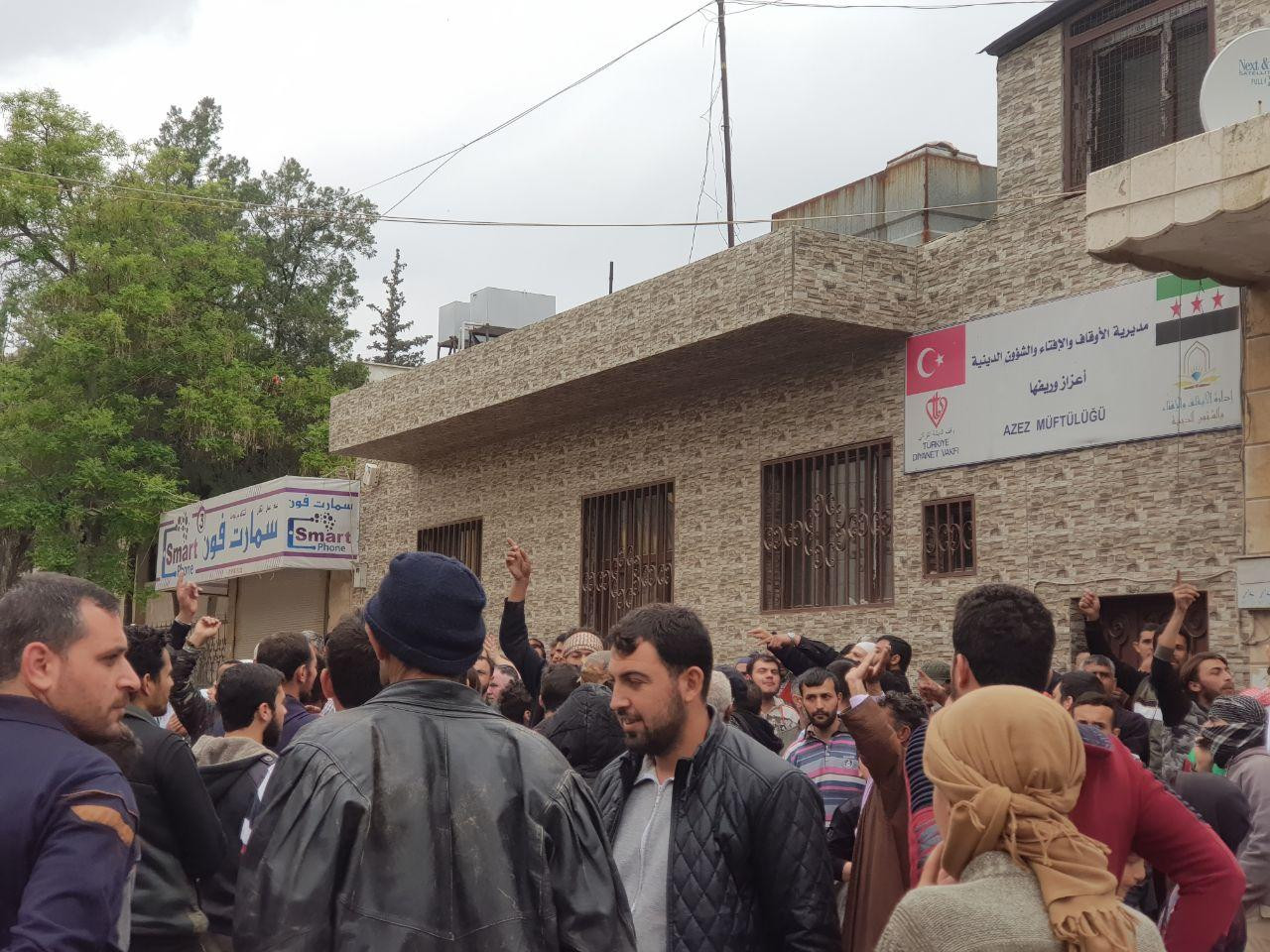 متظاهرون يطالبون بإقالة مدير أ...