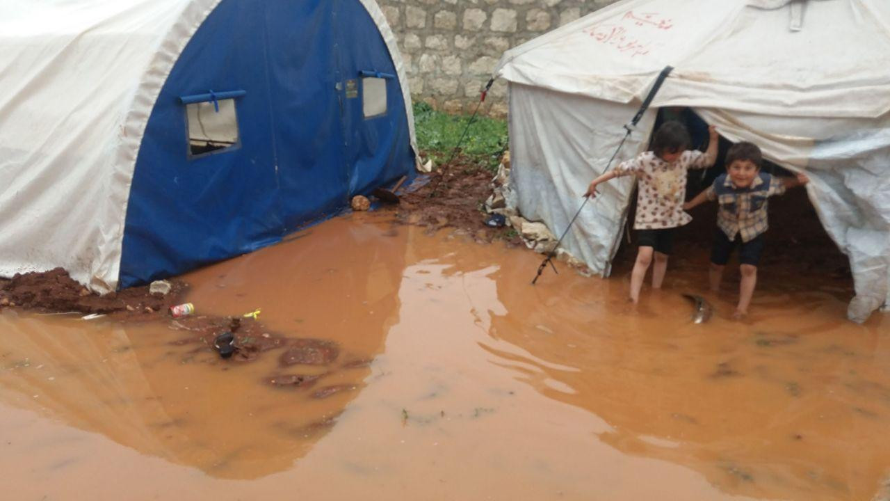 سكان المخيمات يستقبلون أول أيا...