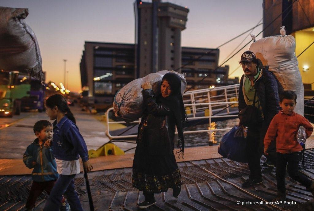 اليونان.. إخراج  آلاف اللاجئين...