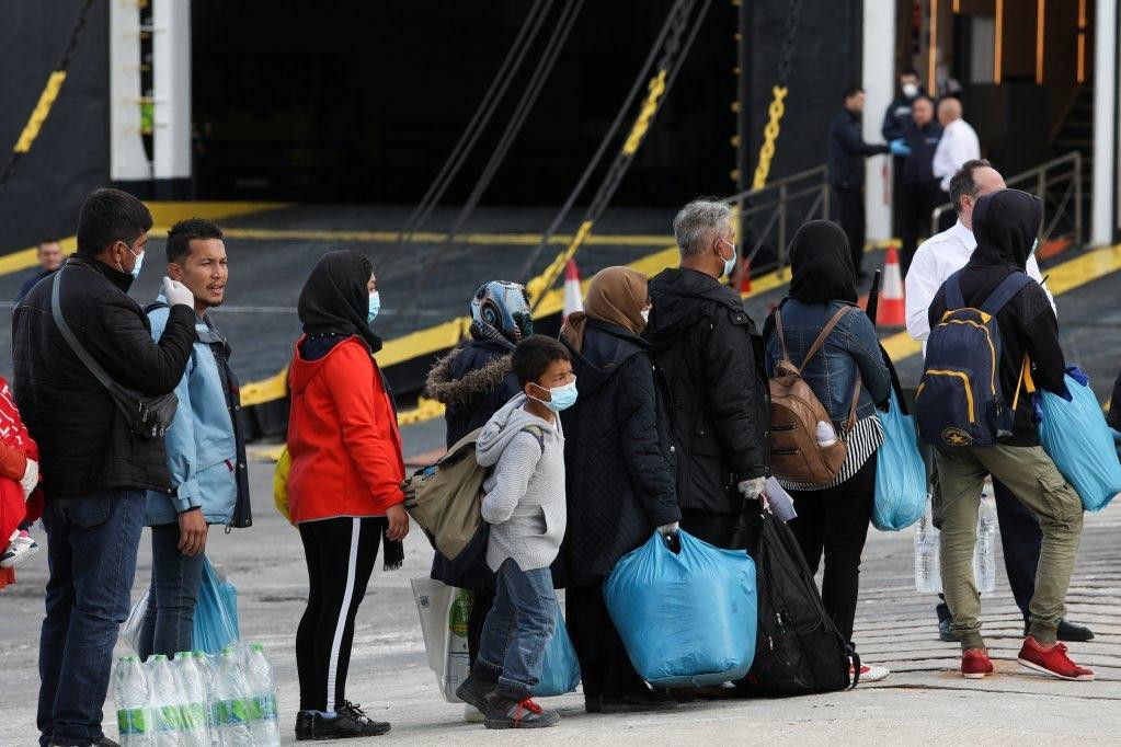 اليونان.. نقل 14 ألف مهاجر من...