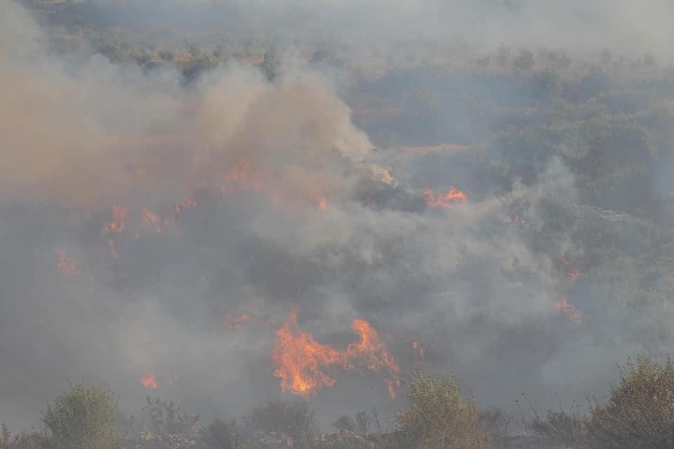 إخماد ثلاثة حرائق ضخمة بريف إد...