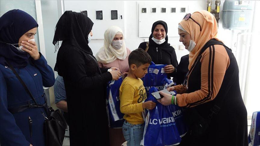 جمعيات خيرية تقدم ملابس للسوري...