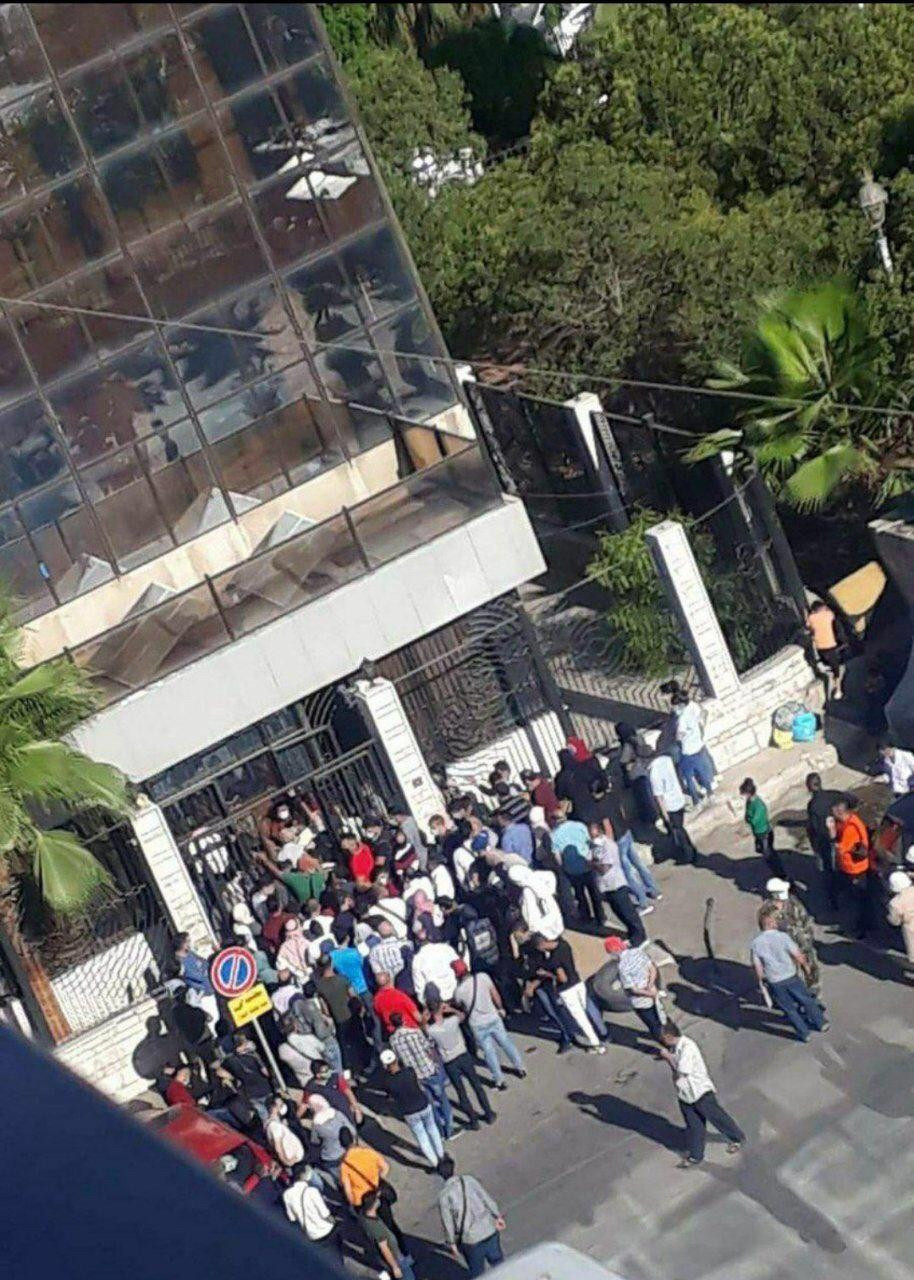 طابور أمام مركز فحص PCR للكشف عن كورونا في دمشق ومسؤولة تصرخ بالمراجعين!