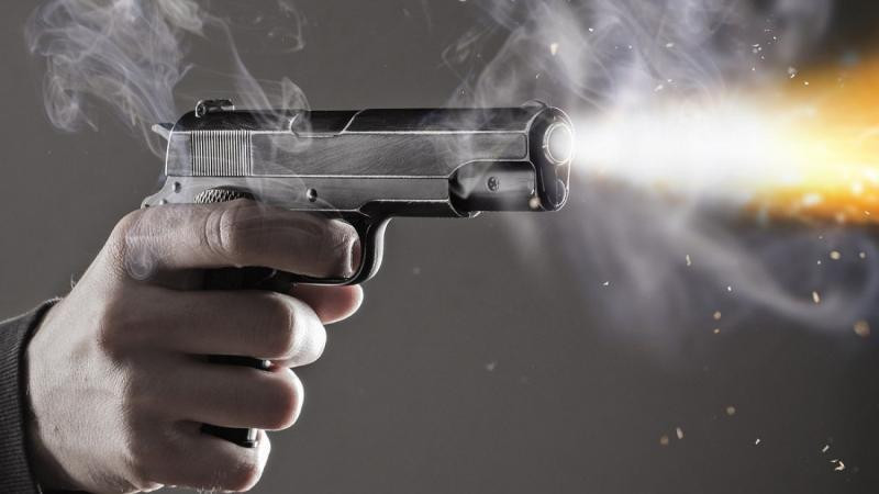 شاب يقتل والده ويصيب أخته في ا...