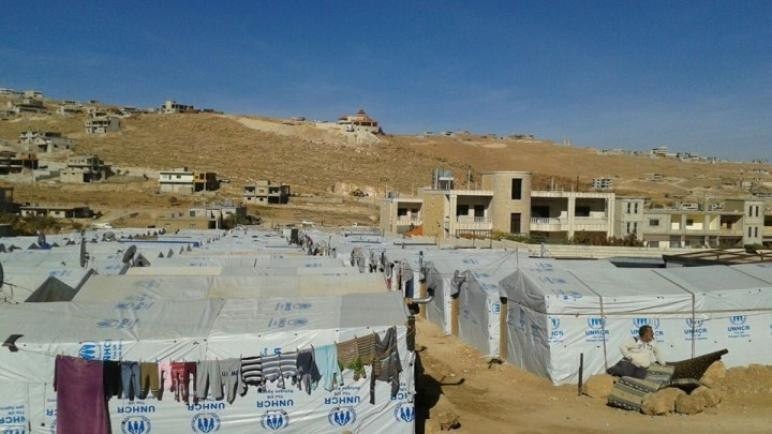 على خلفية مداهمة.. سوري يفجر ن...