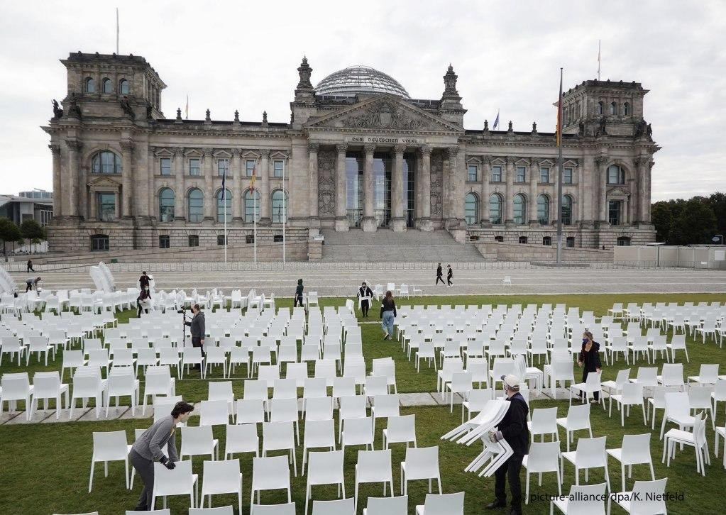 منظمات حقوقية تحتج أمام البرلم...