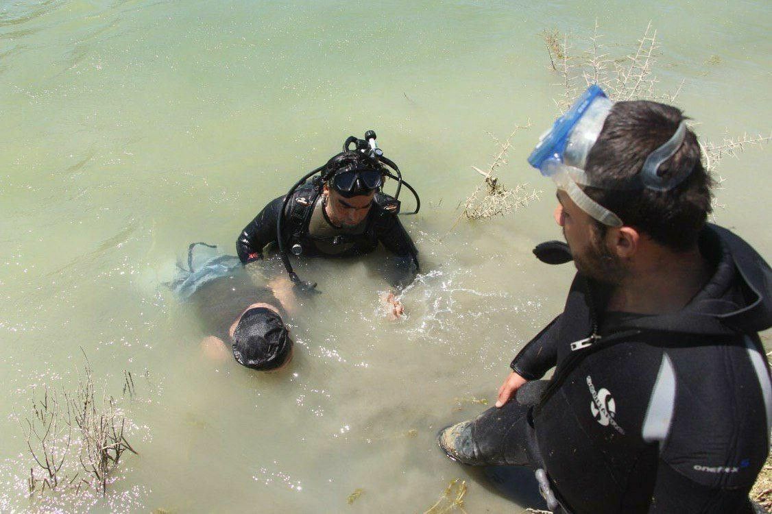 فرق الدفاع المدني تنتشل جثة طف...