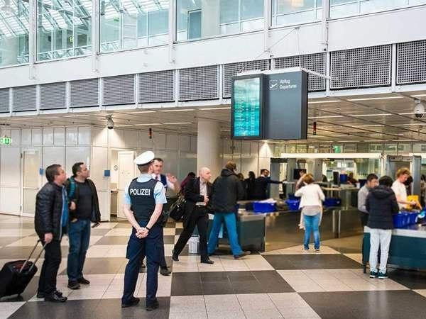 عبر مهرب سوري.. عائلة عراقية ل...