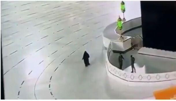 في مشهد نادر.. امرأة وحيدة تطو...