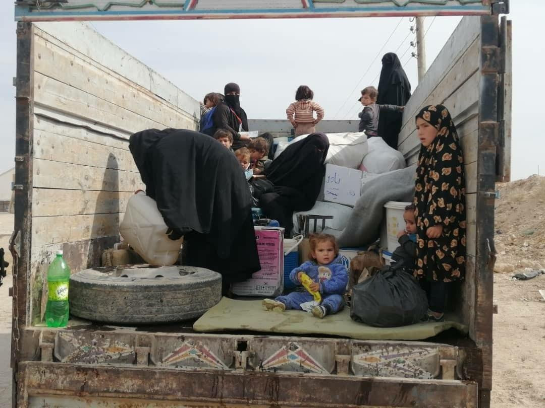 "قسد" تفرج عن 120 مدنيا من مخي...