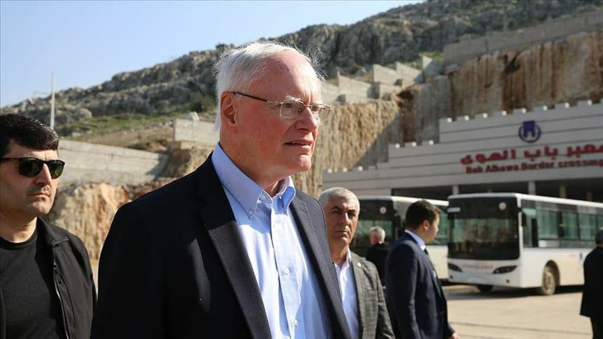 "جيفري" يغادر منصبه ويؤكد استم...