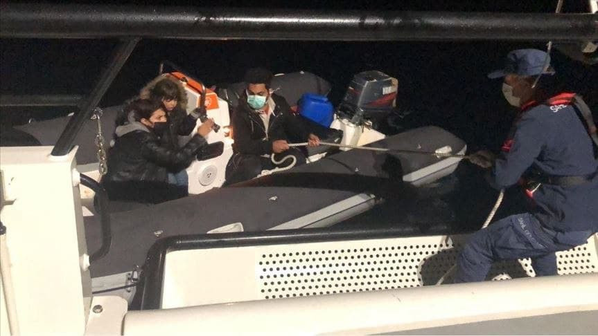 تركيا.. إنقاذ 3 مهاجرين أجبرته...