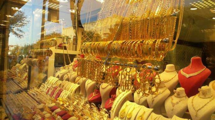 متأثرا بانهيار الليرة.. الذهب...