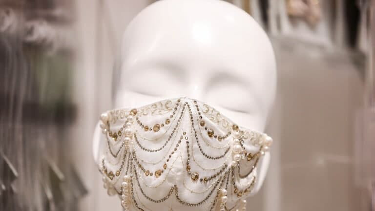 ما قصة بدء انتشار كمامات الألم...