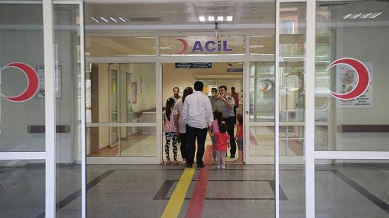 ممرضة تركية تعتدي بالضرب على ل...