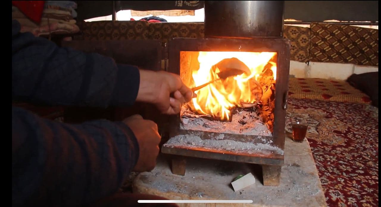 نازحون في إدلب يحرقون ملابسهم...