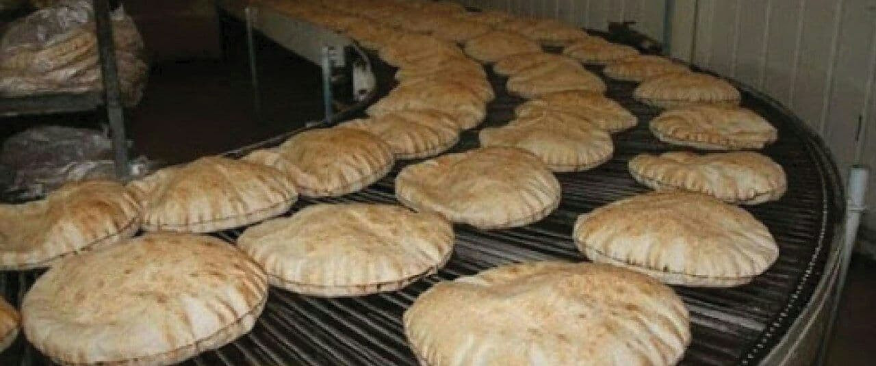 استمرار المعاناة مع مادة الخبز...