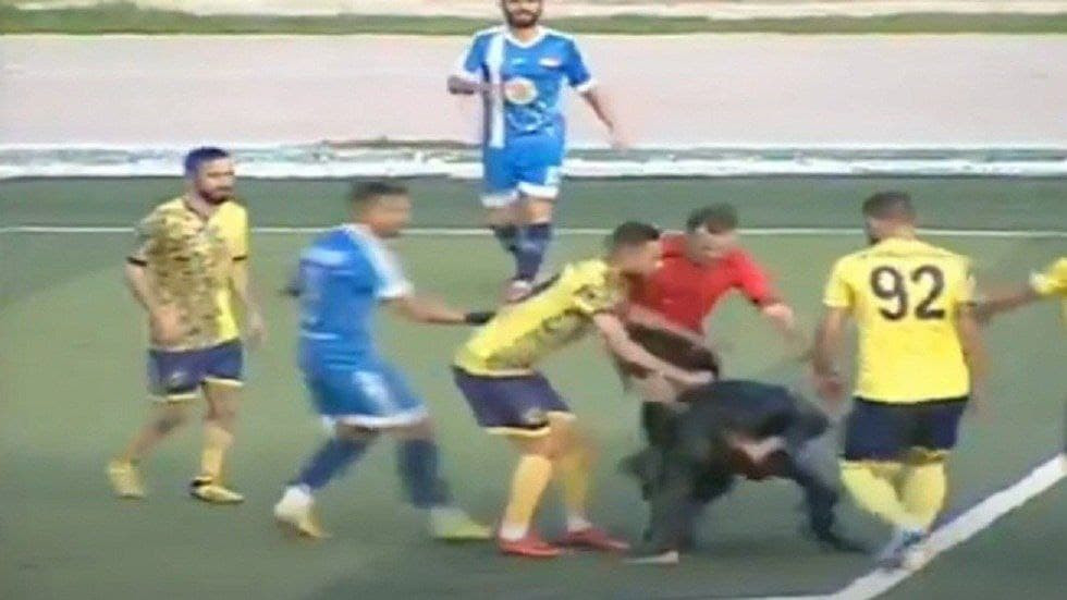 سوريا الأسد.. مشجع يركل حكم مب...