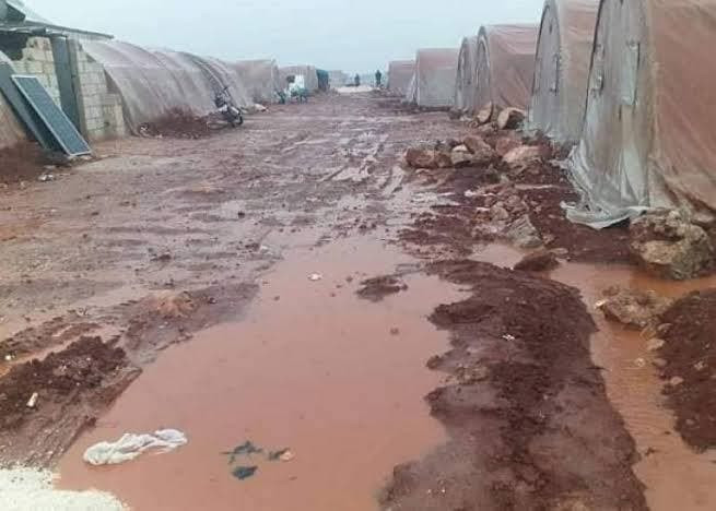 إدلب.. ليلة قاسية على النازحين...