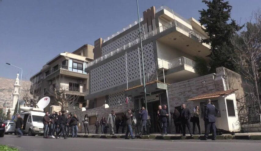 وفد ليبي يصل دمشق على رأسه الق...