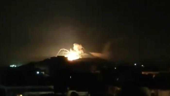 "إسرائيل" تقصف مواقع عسكرية لل...