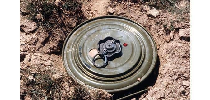 انفجار لغم أرضي يقتل طفلا في د...