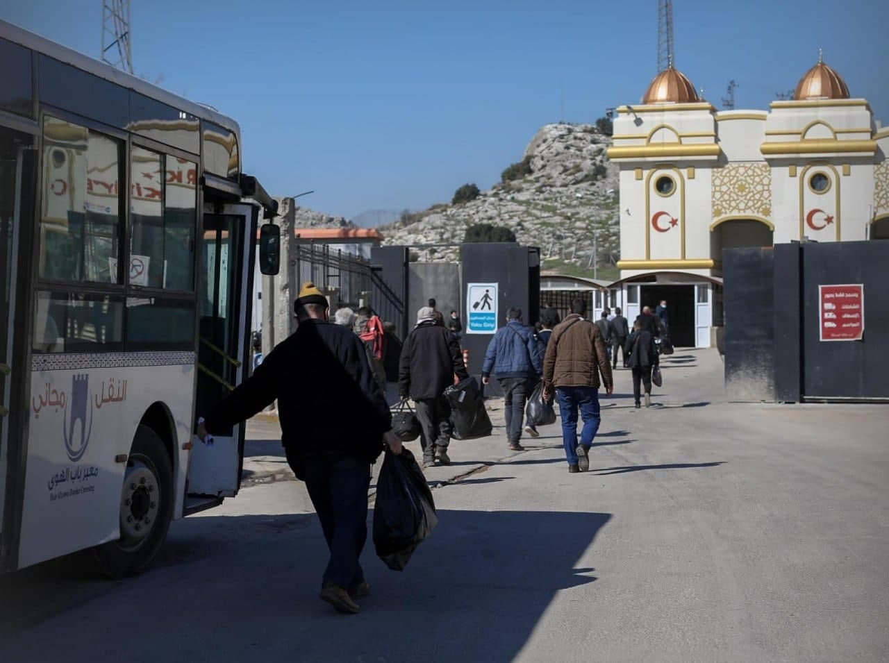 "باب الهوى" يحصي المسافرين من...