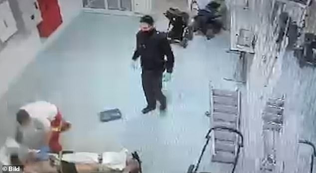 كاميرا مراقبة توثق اعتداء مسعف...