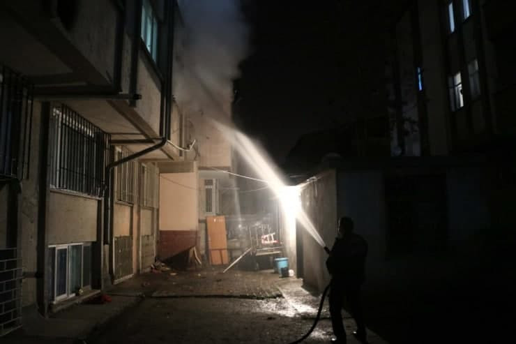 إنقاذ عائلة سورية من حريق في ق...