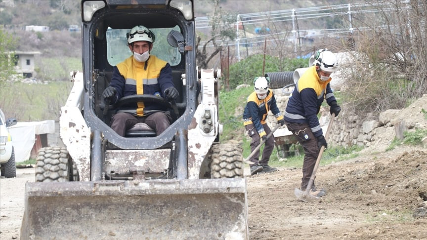"الخوذ البيضاء" تزيل أنقاض منا...